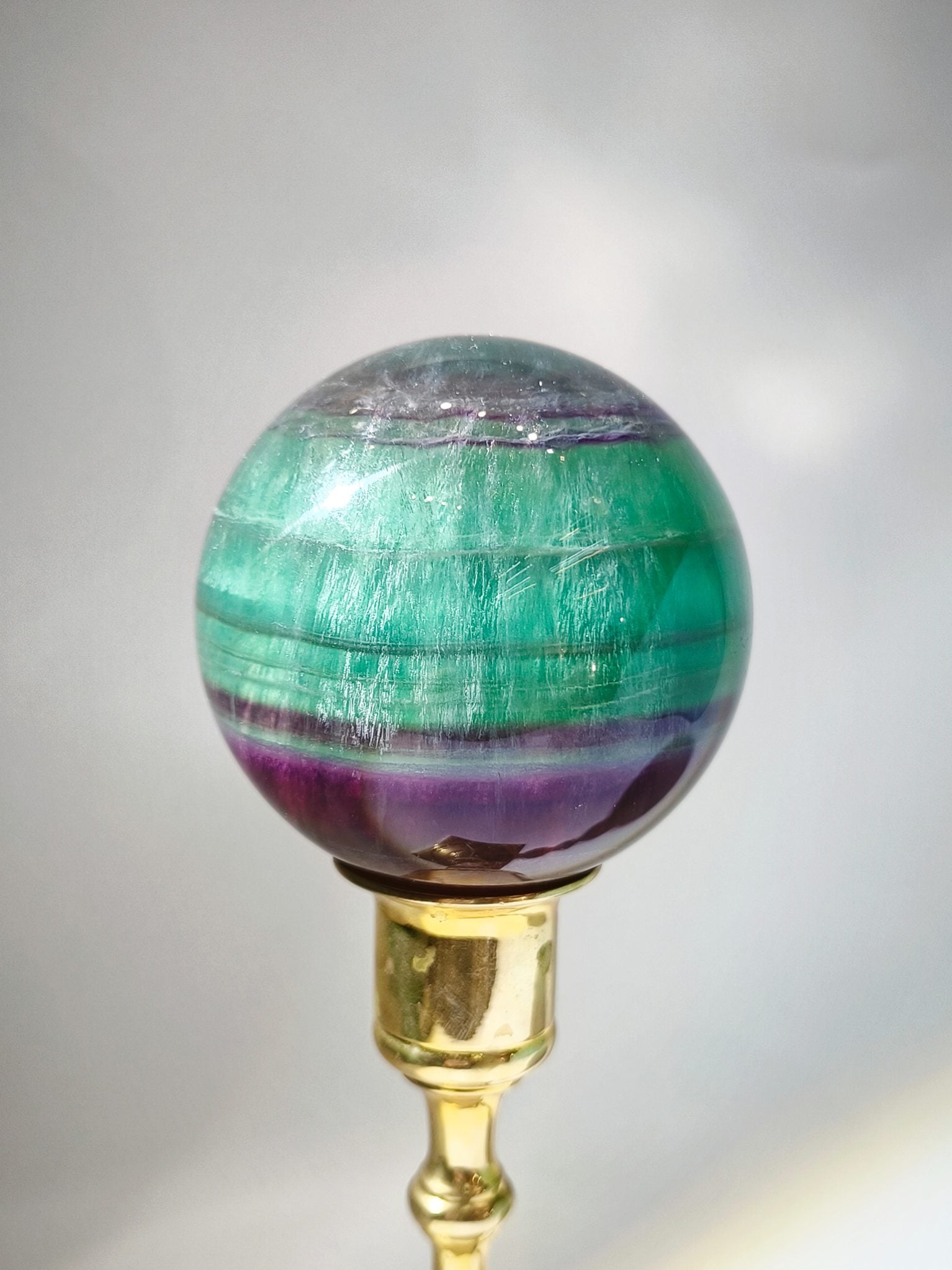 千層彩螢石球 Rainbow Fluorite Crystal Ball 大晶球 namucrystal 彩螢石球功效 能量淨化 脈輪平衡 冥想靈性 空間淨化